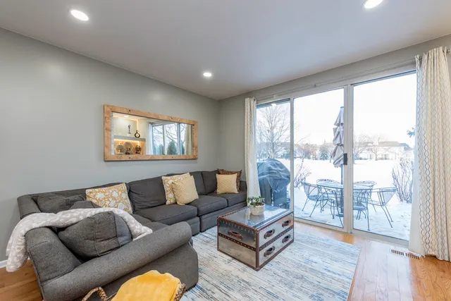 $265,000 | 17828 West Salisbury Drive, Gurnee, IL 60031