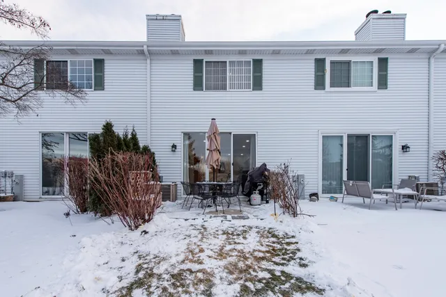 $265,000 | 17828 West Salisbury Drive, Gurnee, IL 60031