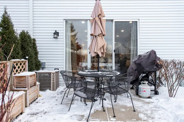 $265,000 | 17828 West Salisbury Drive, Gurnee, IL 60031