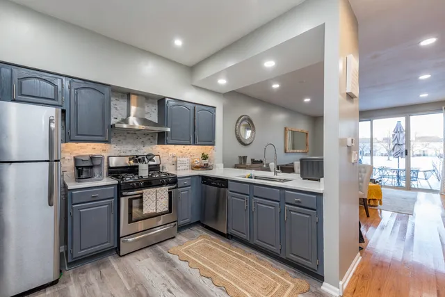 $265,000 | 17828 West Salisbury Drive, Gurnee, IL 60031