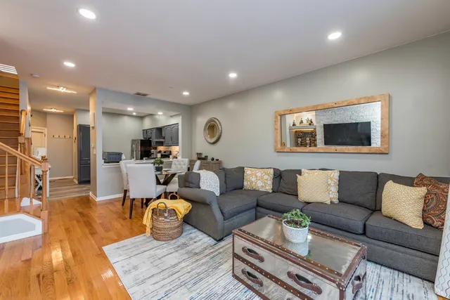 $265,000 | 17828 West Salisbury Drive, Gurnee, IL 60031