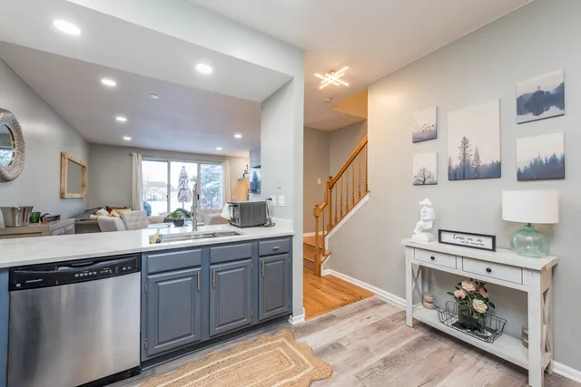 $265,000 | 17828 West Salisbury Drive, Gurnee, IL 60031