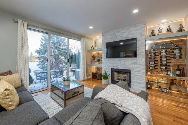 $265,000 | 17828 West Salisbury Drive, Gurnee, IL 60031