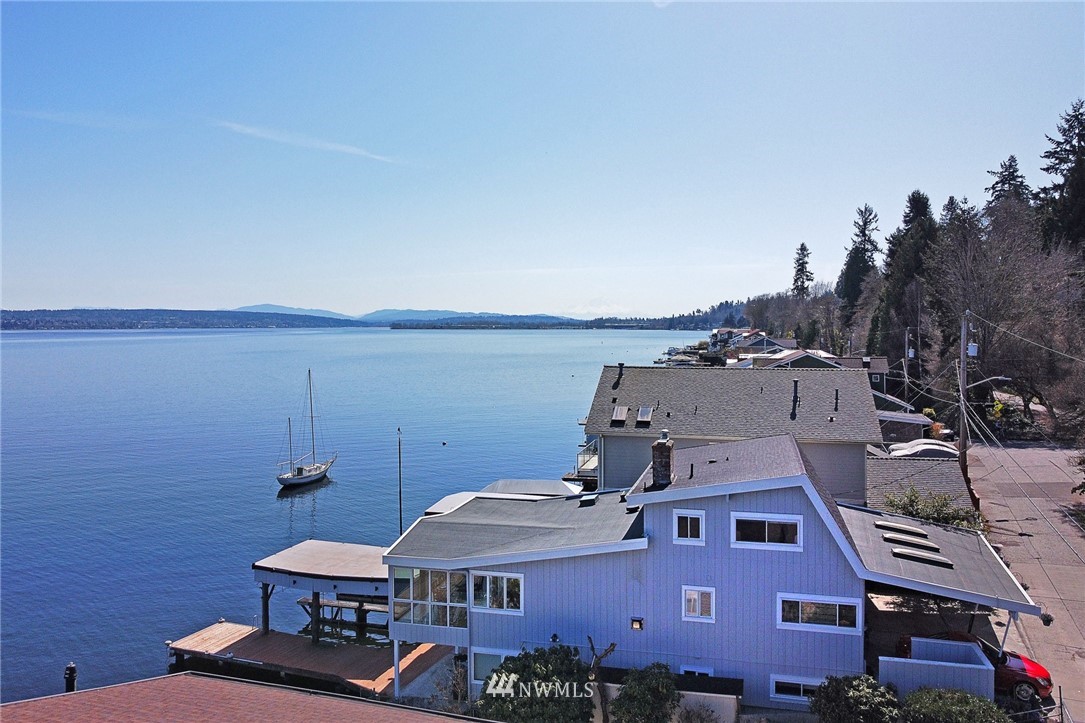 11254 Riviera Place Northeast Seattle, WA 98125 - Photo 4 of 40 Gallery Image 4
