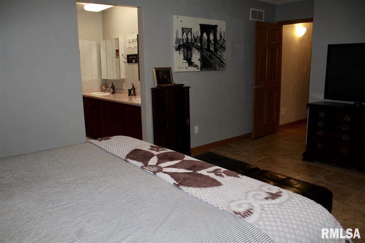 1919 Quail Hollow Road Pekin, IL 61554 - Photo 15 of 28 Gallery Image 15