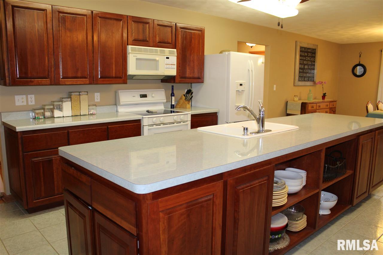 1919 Quail Hollow Road Pekin, IL 61554 - Photo 7 of 28 Gallery Image 7