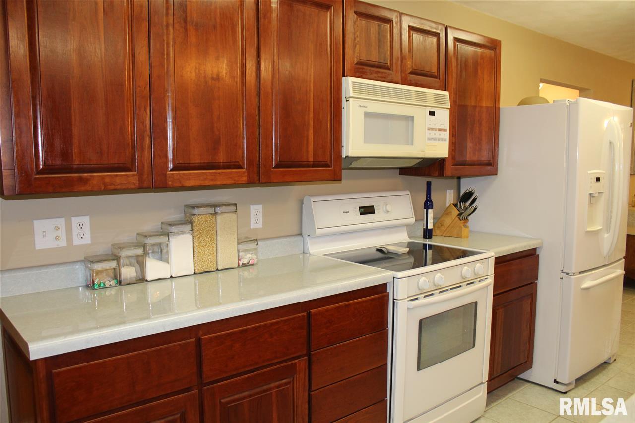 1919 Quail Hollow Road Pekin, IL 61554 - Photo 9 of 28 Gallery Image 9