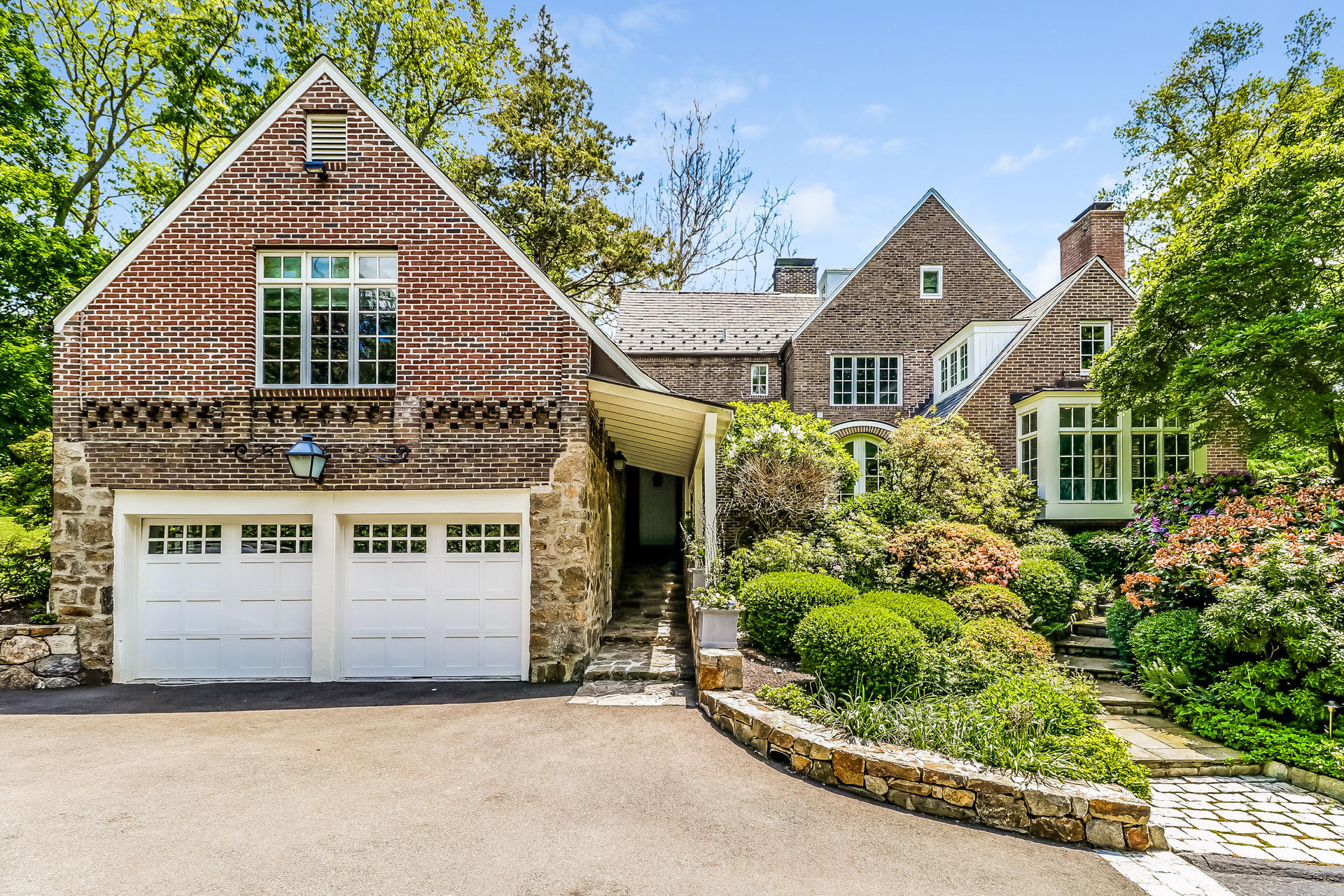 5 Hawthorne Road Darien, CT 06820 - Photo 4 of 49 a view of a house with a street view and garden