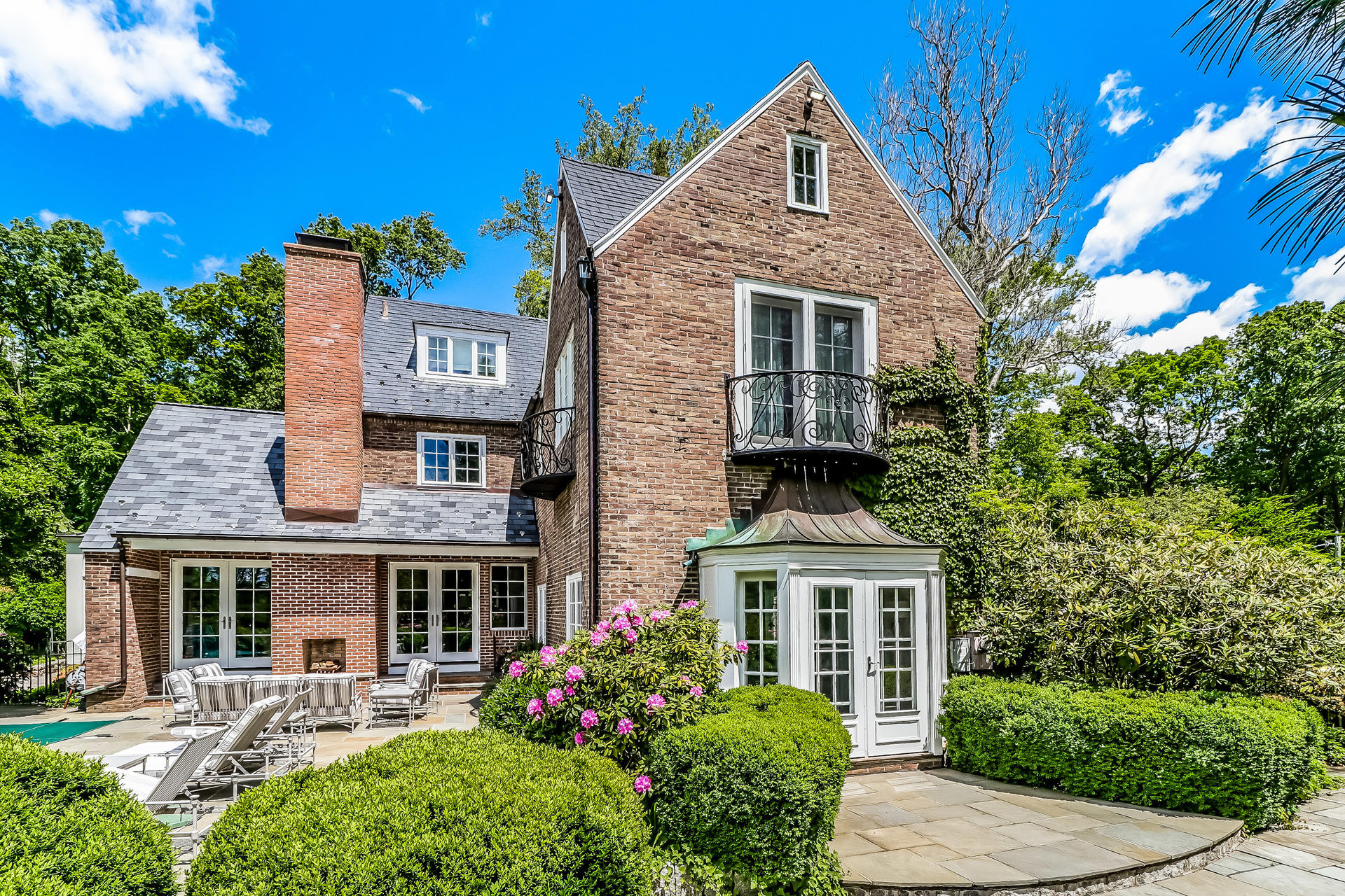 5 Hawthorne Road Darien, CT 06820 - Photo 37 of 49 a front view of a house with garden