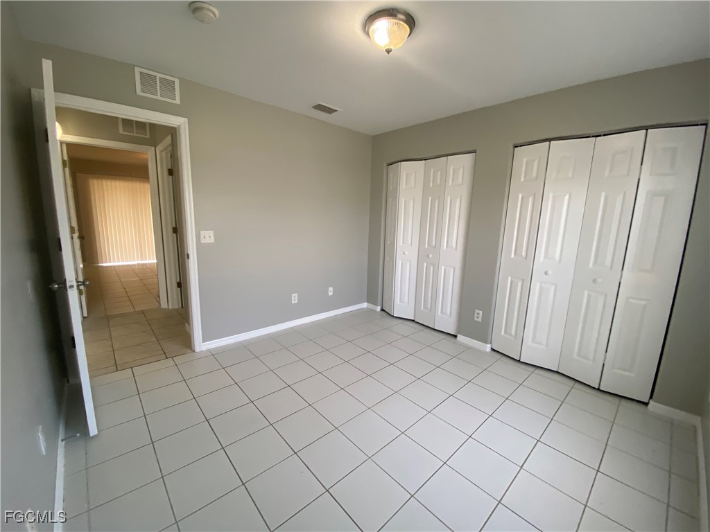 4543 20th Street Southwest Lehigh Acres, FL 33973 - Photo 10 of 19 an empty room with mirror