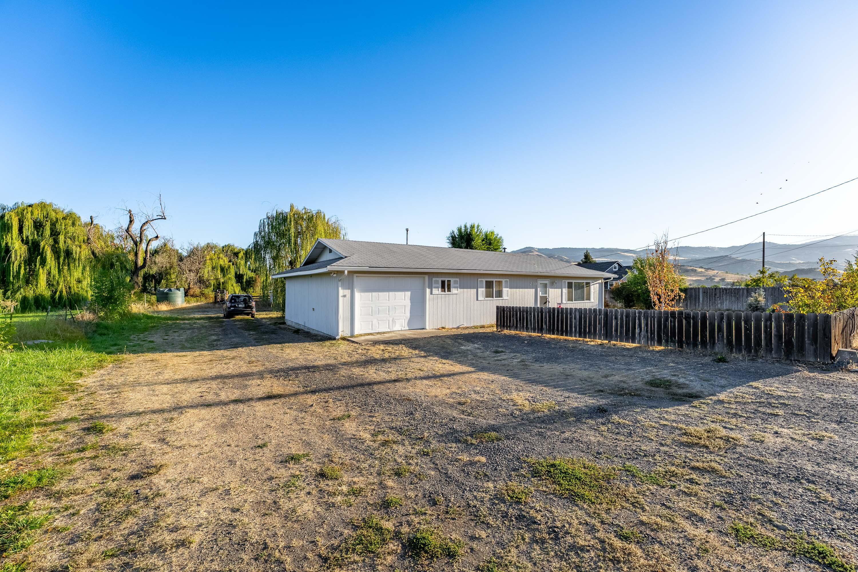 230 Hartley Road Phoenix, OR 97535 - Photo 7 of 38 EXT (4 of 5)