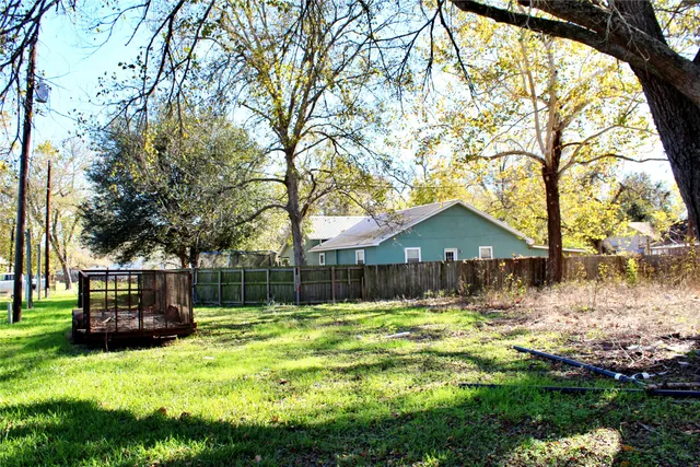 a view of house with a yard