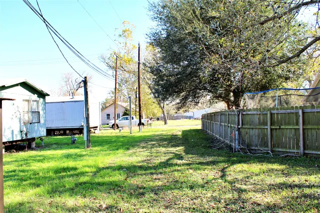 a view of yard with green space