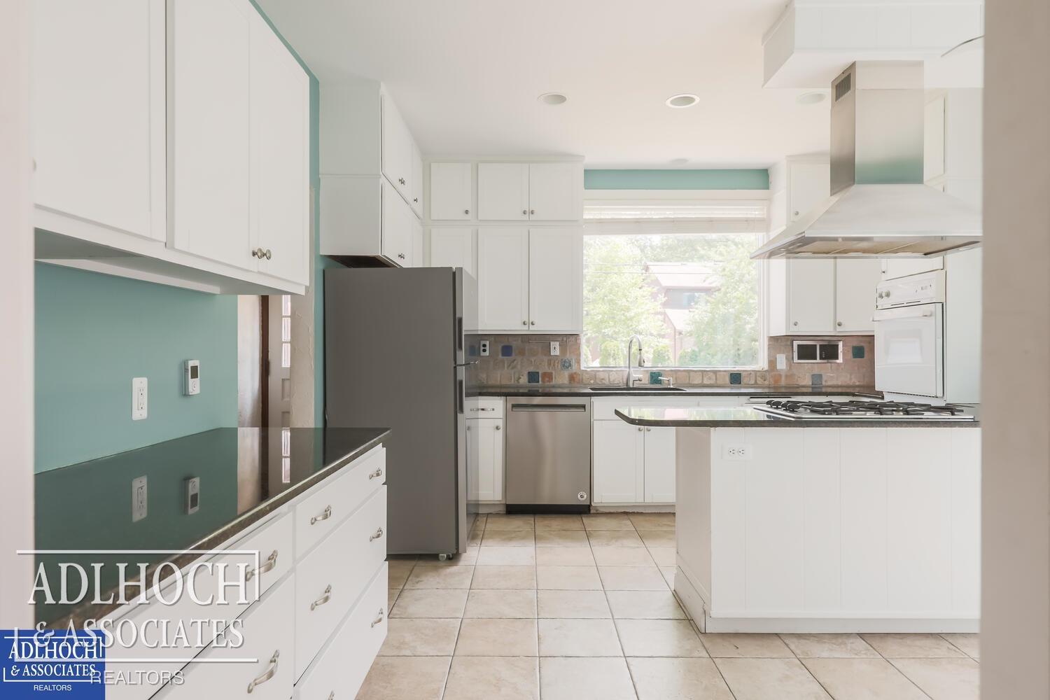 1230 Bishop Road Grosse Pointe, MI 48230 - Photo 6 of 30 50083826-5.JPG