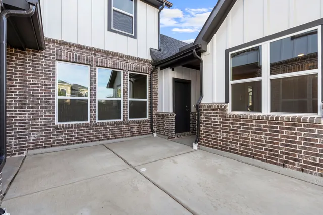 $499,900 | 401 Wild Thicket Drive, Katy, TX 77493