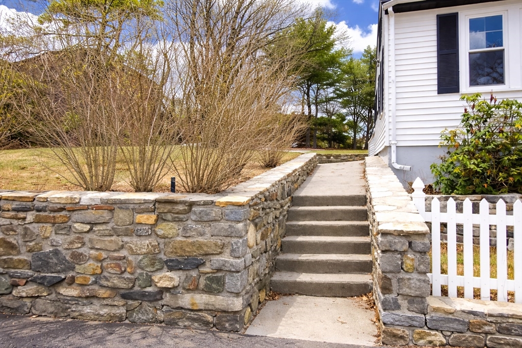 41 Bridgeport Street Worcester, MA 01604 - Photo 3 of 34