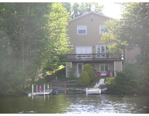 a view of house with a yard from a fountain