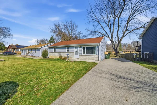 $255,000 | 349 Woodland Drive, Grayslake, IL 60030