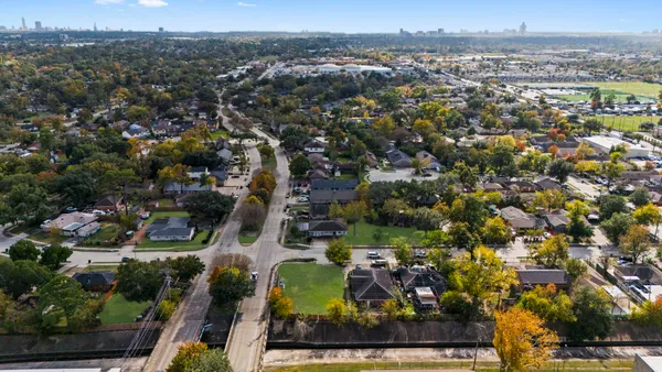a view of yard with green space