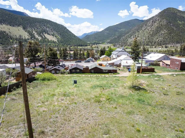 a view of a houses with a yard