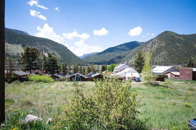 a view of back yard of the house