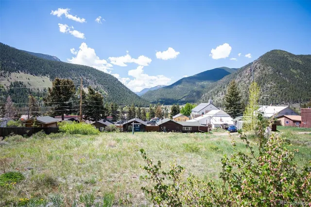 a view of a houses with a yard