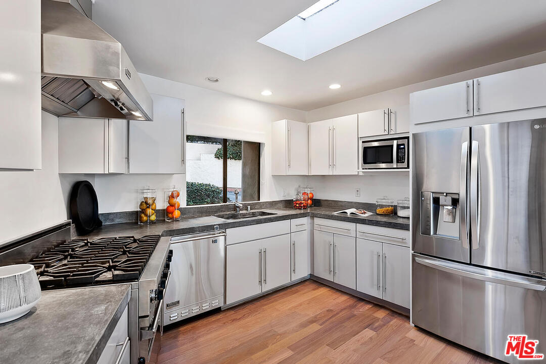 3612 Lowry Road Los Angeles, CA 90027 - Photo 5 of 20 Gallery Image 5