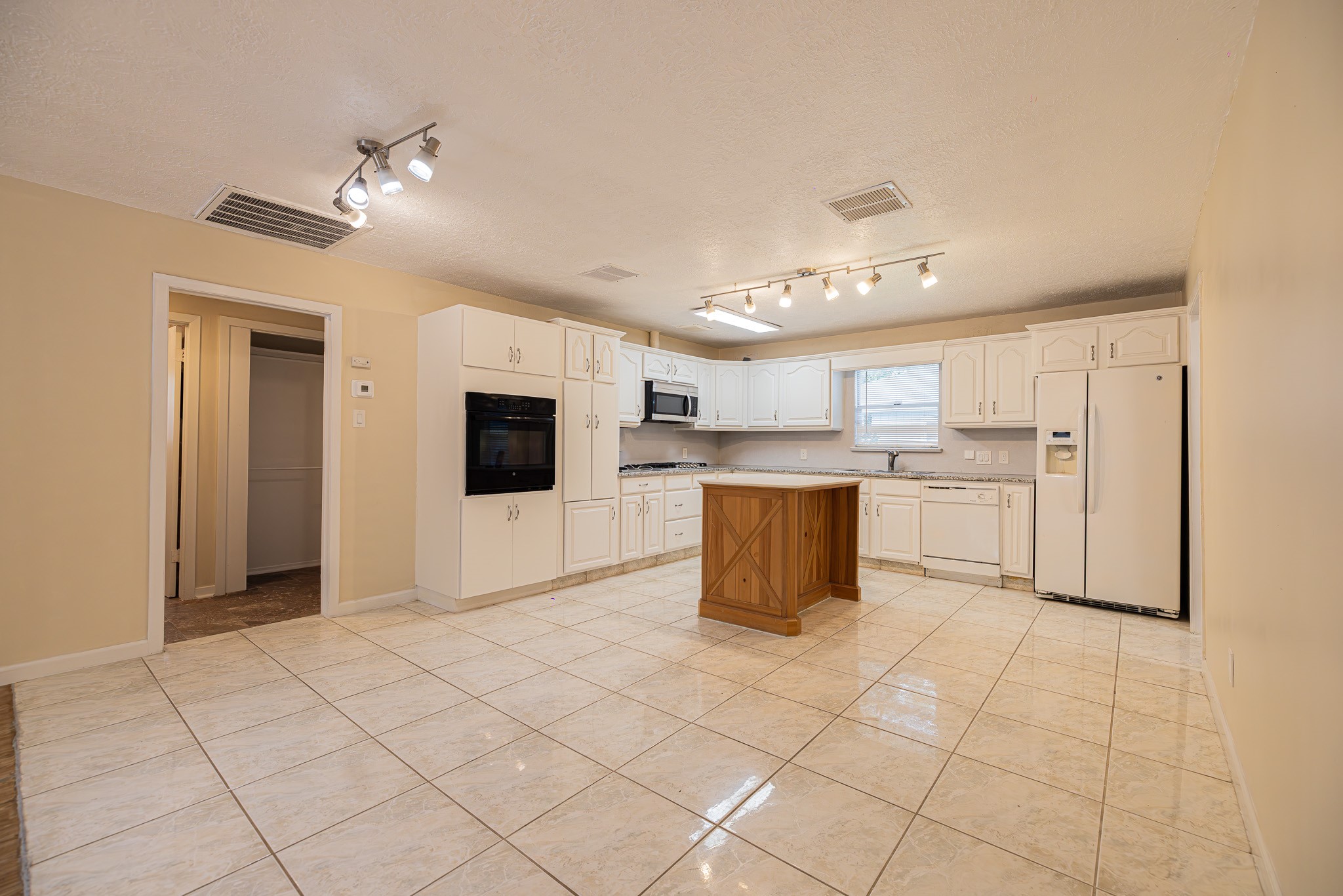 4113 Edison Street Houston, TX 77009 - Photo 8 of 27