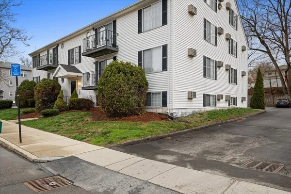 $349,900 | 155 Hamilton Street, Unit 3, Worcester, MA 01604