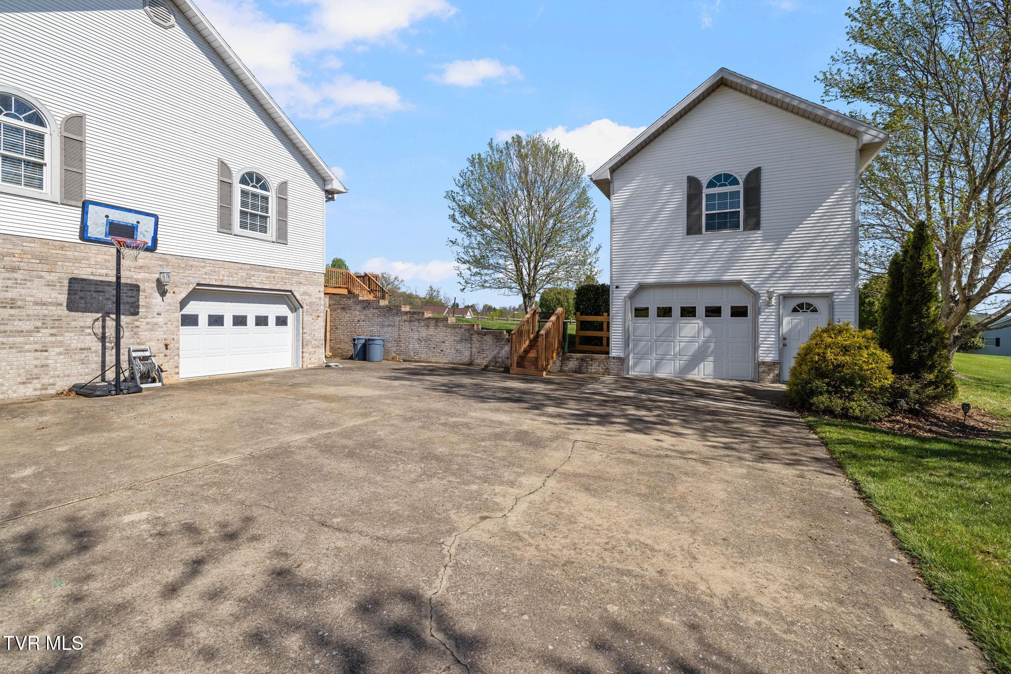 160 Deerchase Lane Chuckey, TN 37641 - Photo 44 of 61 Garages