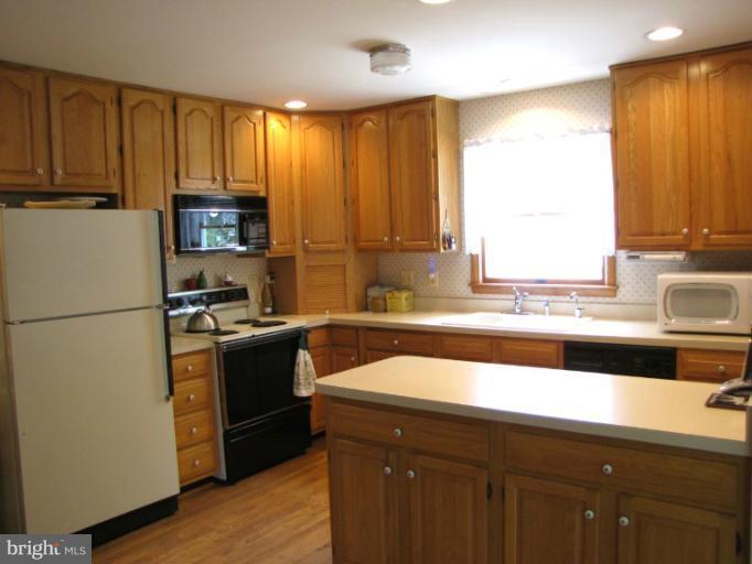 231 Sillery Bay Road Pasadena, MD 21122 - Photo 15 of 19 Kitchen