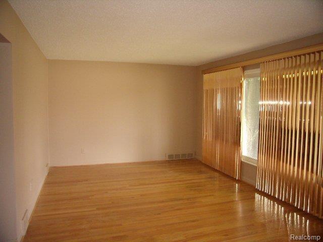 11404 Inkster Road Redford, MI 48239 - Photo 4 of 10 Living Room
