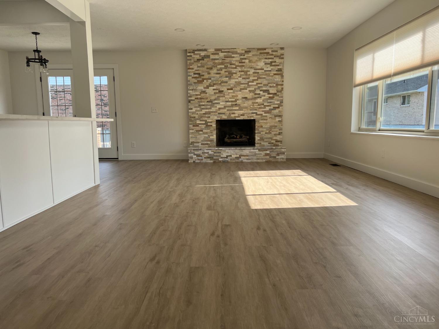475 Anderson Ferry Road Cincinnati, OH 45238 - Photo 8 of 45 Living Room