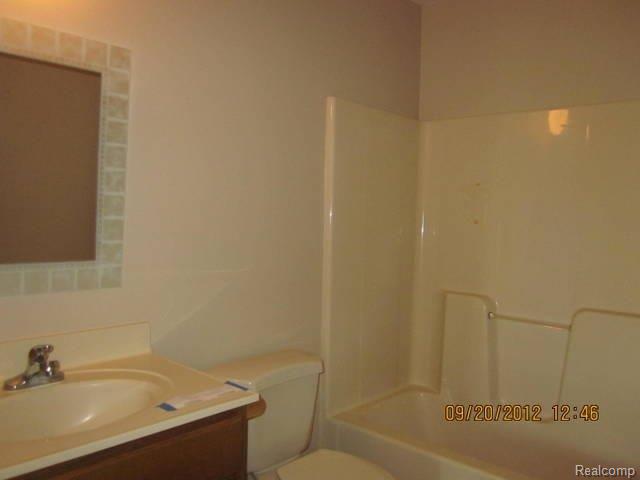 6944 Pingree Road Pinckney, MI 48169 - Photo 11 of 16 main bathroom.JPG