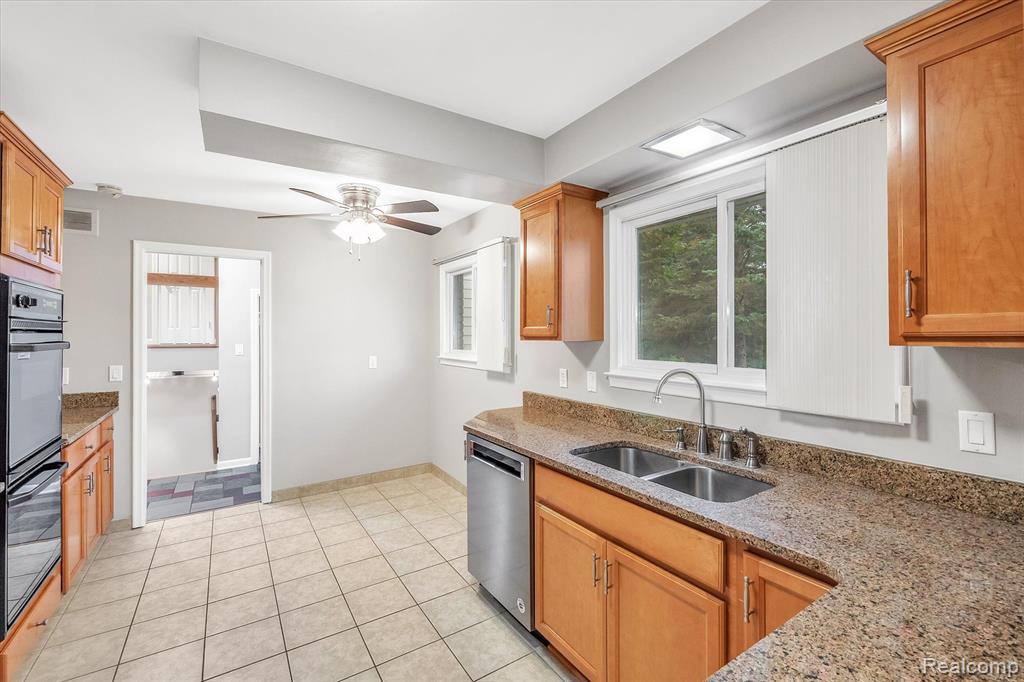 30540 Pear Ridge Farmington Hills, MI 48334 - Photo 14 of 66
