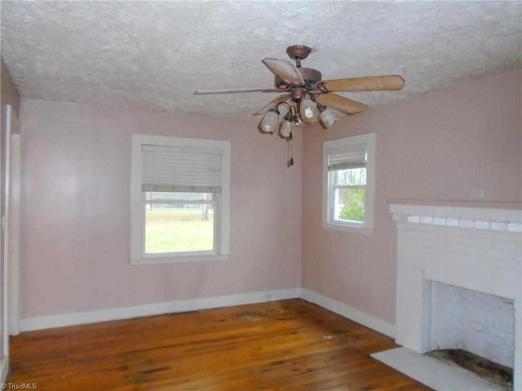 516 Hiatt Road Mount Airy, NC 27030 - Photo 5 of 14 living room