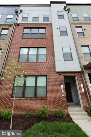 $695,000 | 4619 Olivine Drive, Chantilly, VA 20151