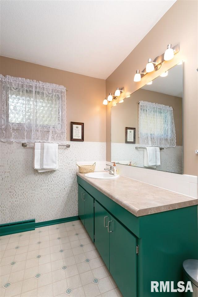 506 Westerfield Road Davenport, IA 52806 - Photo 16 of 24 Gallery Image 16