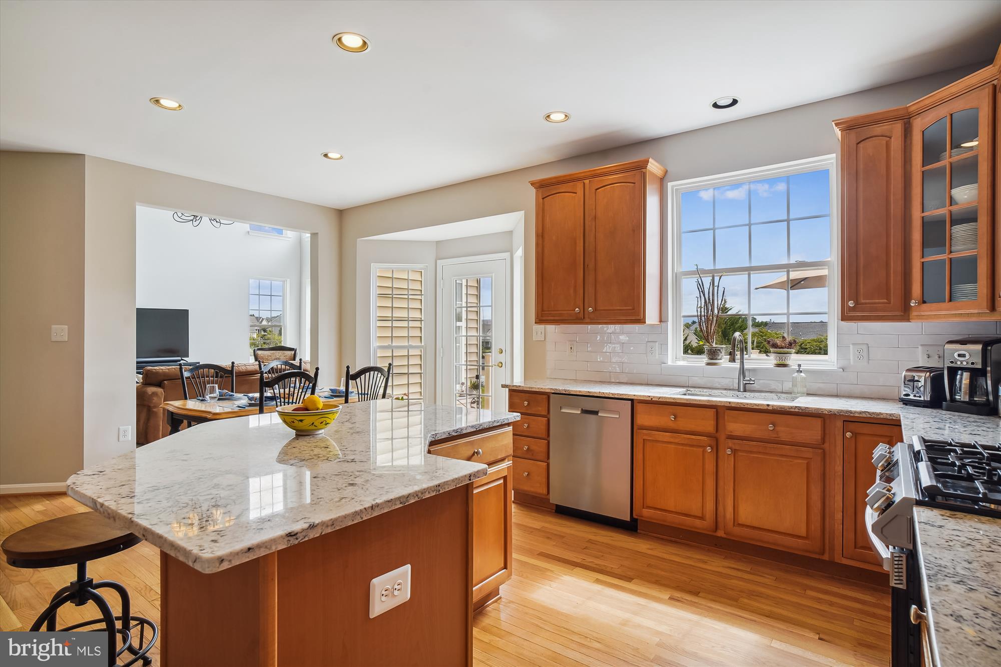 5911 Union Ridge Court Adamstown, MD 21710 - Photo 27 of 94 UPDATED KTICHEN ADJACENT O THE TH E FAMILY ROOM