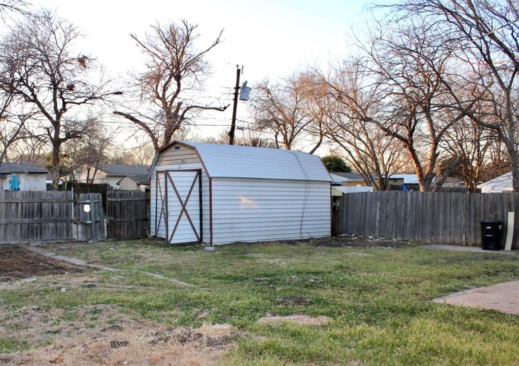 4211 Ridgedale Drive Mesquite, TX 75150 - Photo 11 of 11 a view of a small yard and large tree