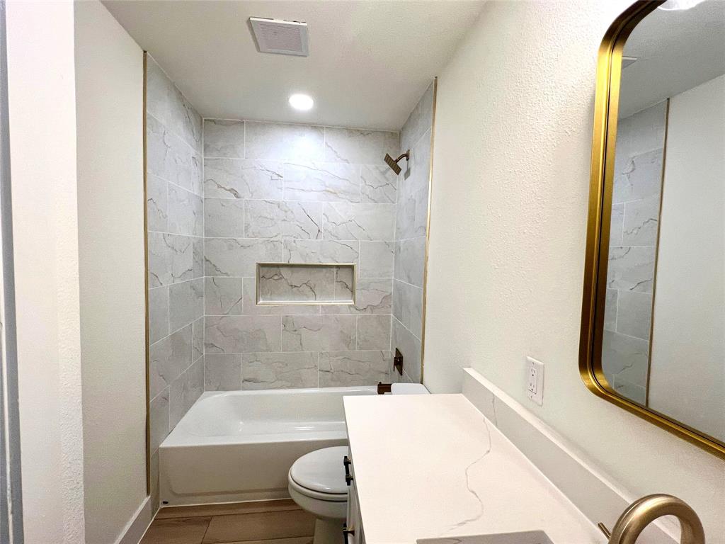 4211 Ridgedale Drive Mesquite, TX 75150 - Photo 10 of 11 a bathroom with a bathtub toilet and sink