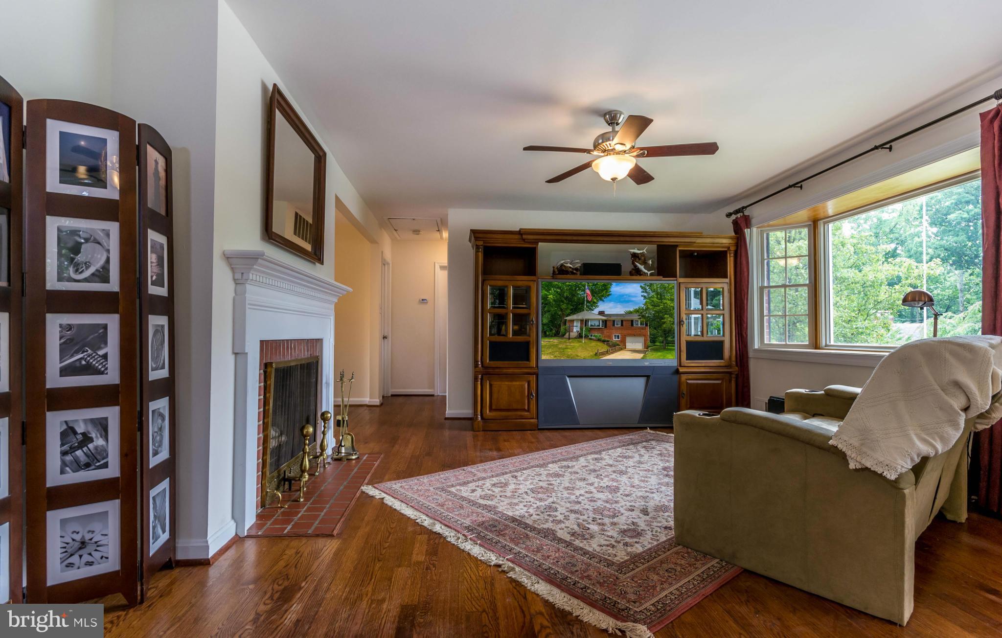 8133 Bainbridge Road Alexandria, VA 22308 - Photo 8 of 30 Living Room