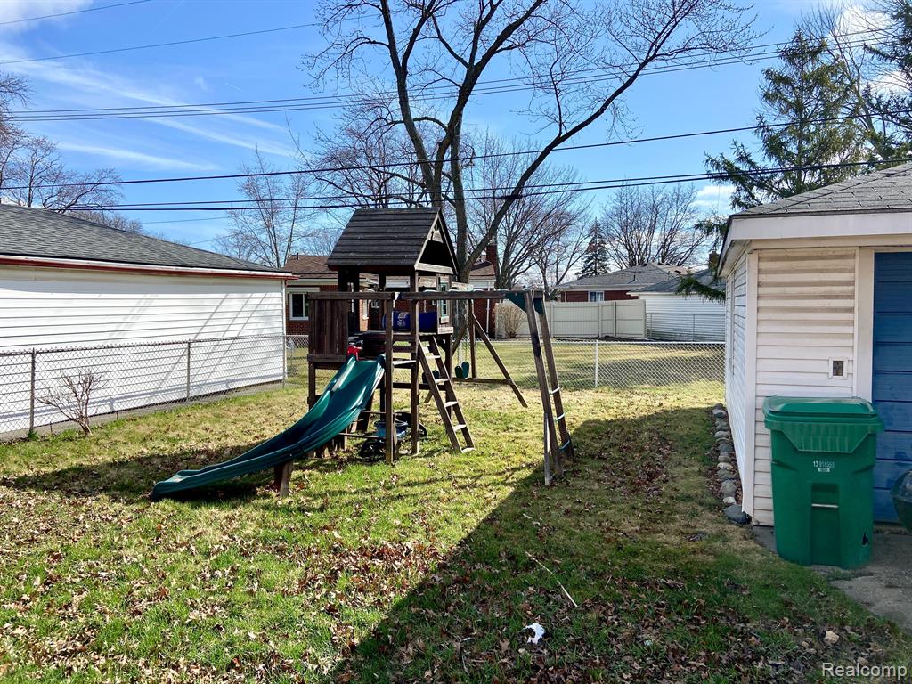 24286 Roxana Avenue Eastpointe, MI 48021 - Photo 33 of 37