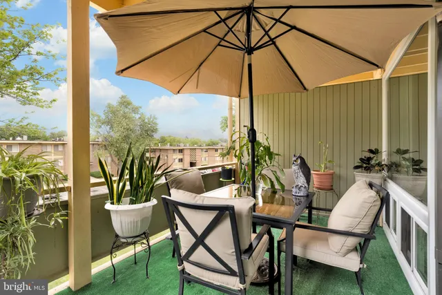 a view of an outdoor sitting area with furniture and backyard