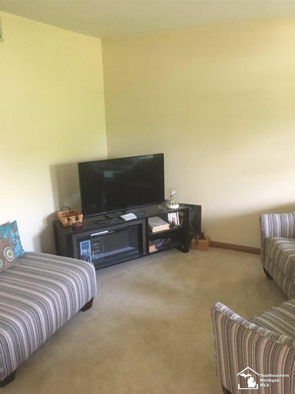 5087 East Dunbar Road Monroe, MI 48161 - Photo 10 of 19 31388757-10.JPG