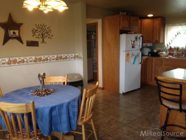 8465 Yale Road Avoca, MI 48006 - Photo 6 of 12 31234313-5.JPG