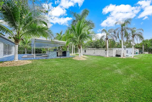 a view of a house with a backyard