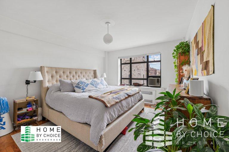 100 Remsen Street, Unit 8A Brooklyn, NY 11201 - Photo 7 of 14 a bedroom with bed and a window