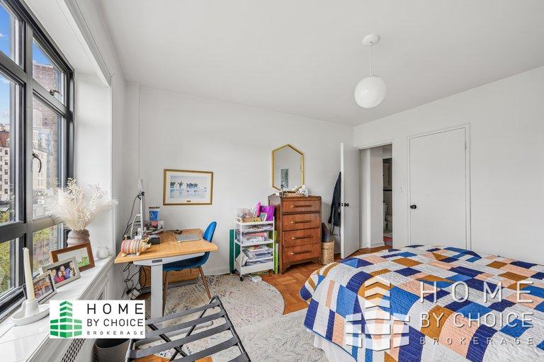 100 Remsen Street, Unit 8A Brooklyn, NY 11201 - Photo 10 of 14 a bedroom with a bed and a dresser in it