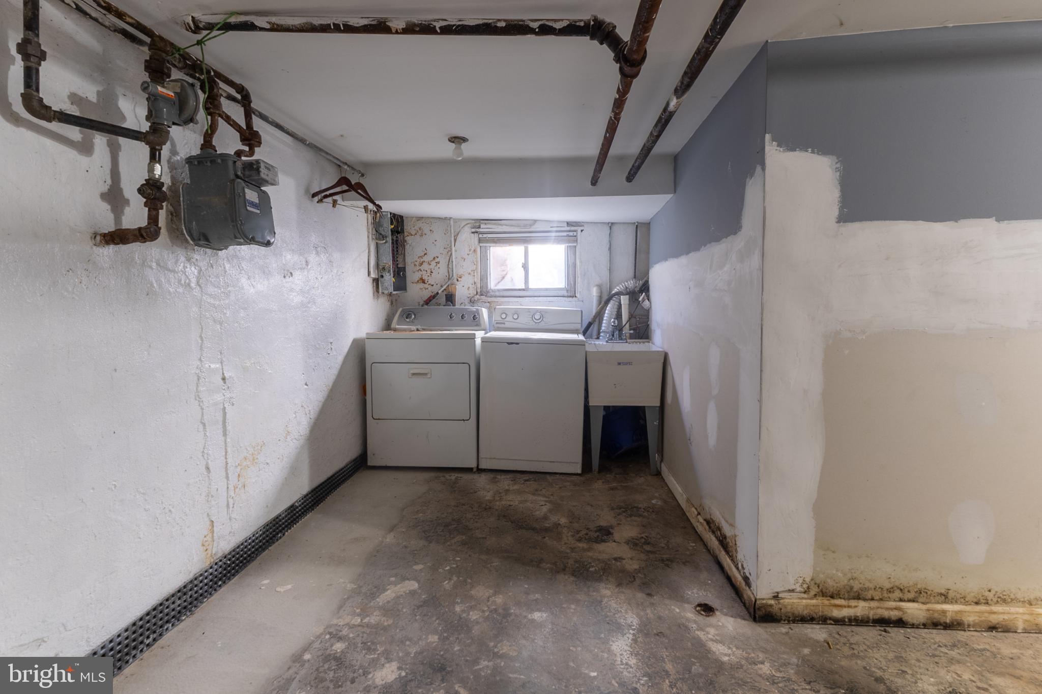 5911 Crown Street Capitol Heights, MD 20743 - Photo 21 of 28 a utility room with a washer dryer and washer
